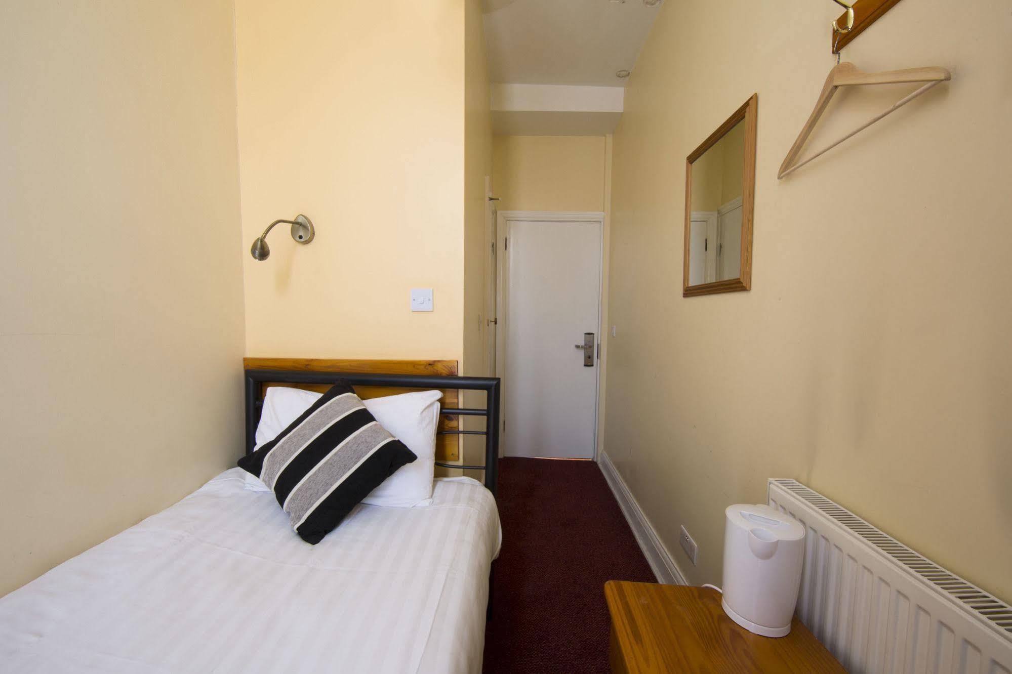 Oyo Lifestyle Golden Strand London Exterior foto