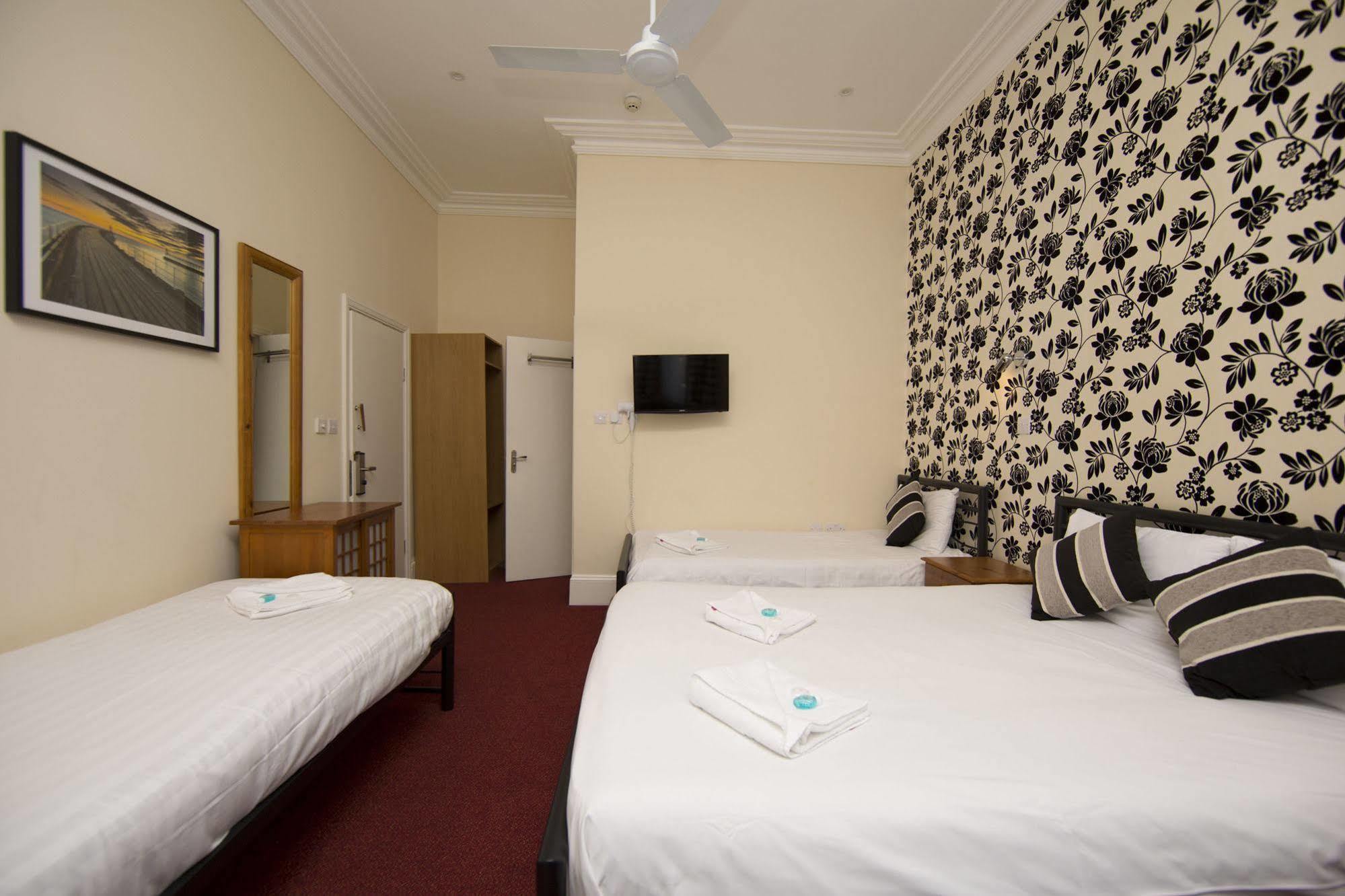 Oyo Lifestyle Golden Strand London Exterior foto