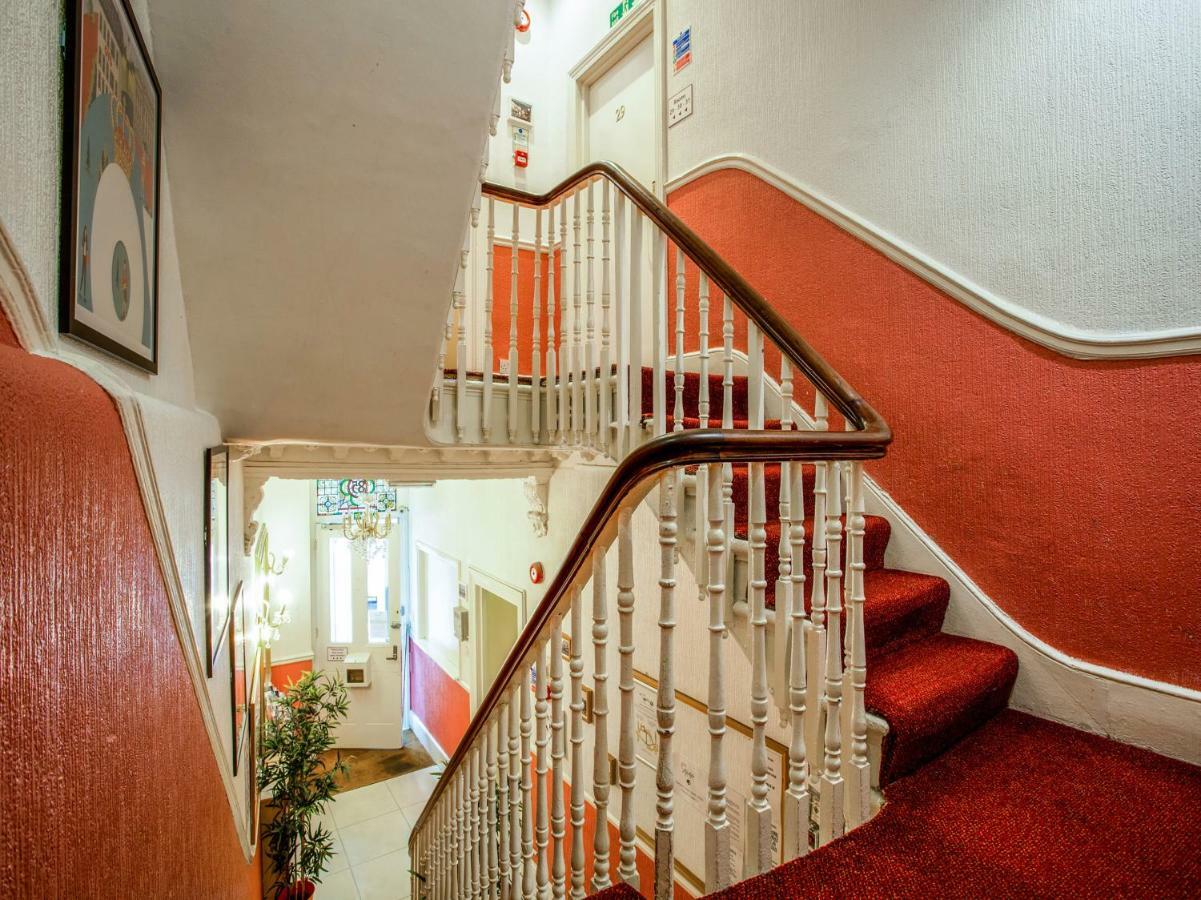 Oyo Lifestyle Golden Strand London Exterior foto