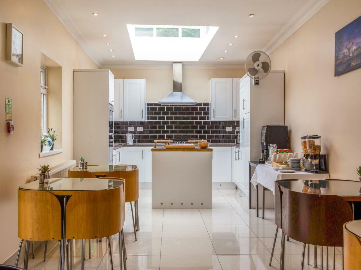 Oyo Lifestyle Golden Strand London Exterior foto