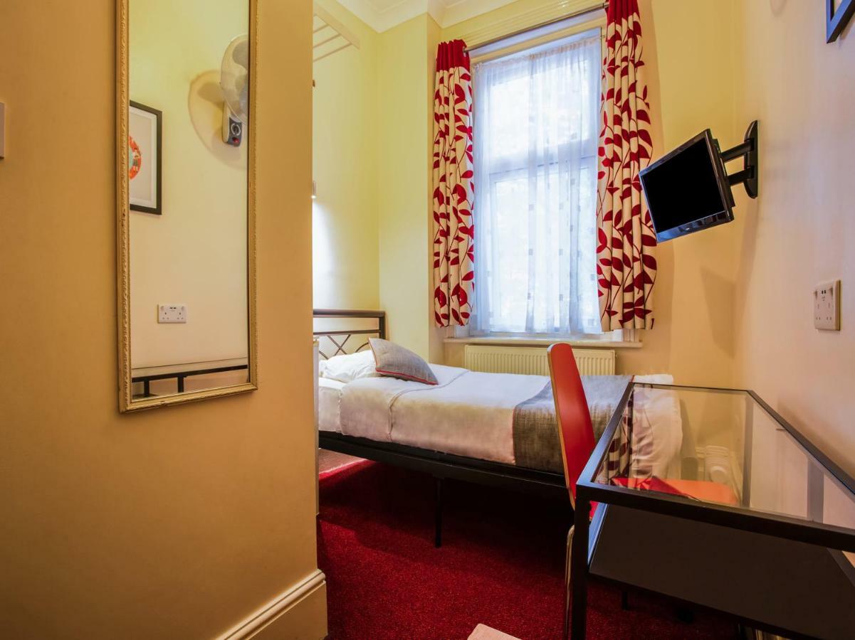 Oyo Lifestyle Golden Strand London Exterior foto